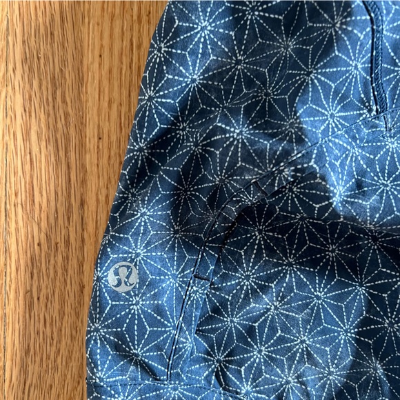 Lululemon running short size 8 - Picture 5 of 5